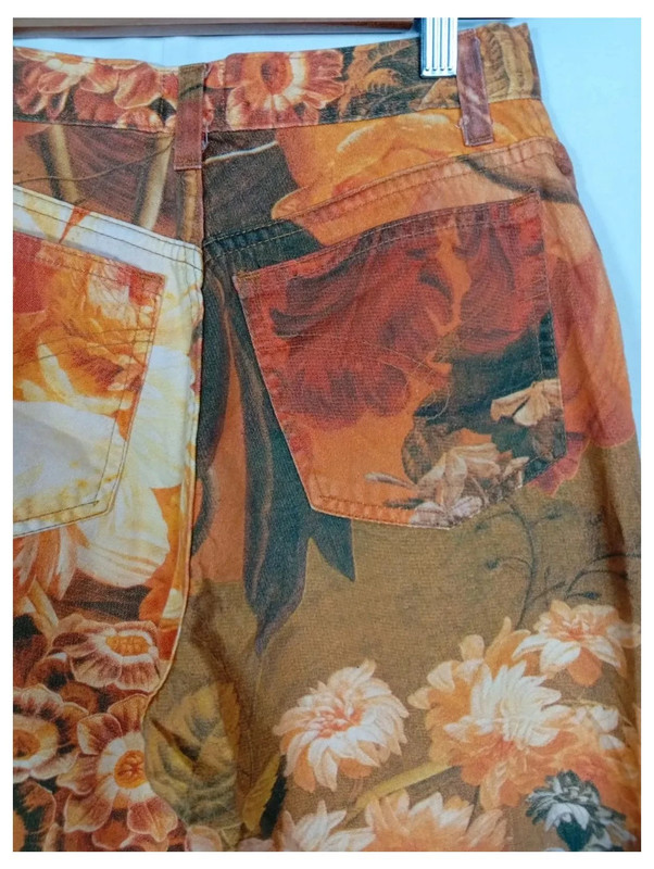 5c8ba093-e57e-4894-8697-6472e33ddf59.jpeg pantalón Moschino flores naranjas talla 29 o talla 36
