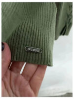 jersey verde guess talla s o top y2k vintage años 00s ajustado con hombros al aire.