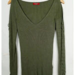 jersey verde guess talla s o top y2k vintage años 00s ajustado con hombros al aire.