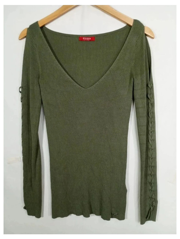 caad5252-3287-488c-ab97-cdadc7667859.jpeg jersey verde guess talla s o top y2k vintage años 00s ajustado con hombros al aire.