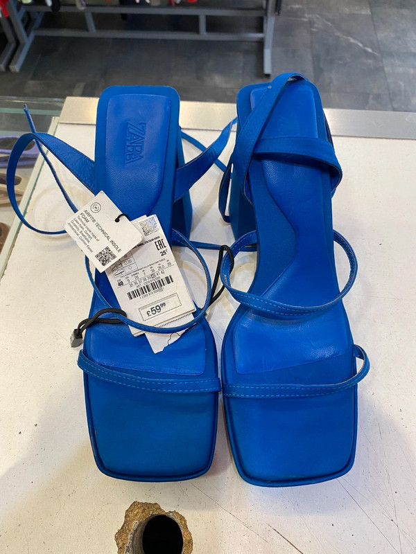 e1c691b3-42ee-406e-8a89-6a78f3db4eb3.jpeg Tacones cuadrados zara azul eléctrico talla 40