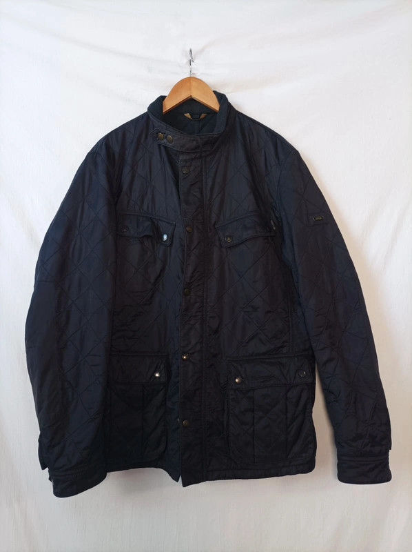00241b4e-e836-4016-854a-35cc17e25ee1.jpeg Barbour International azul oscuro acolchada con forro talla XL