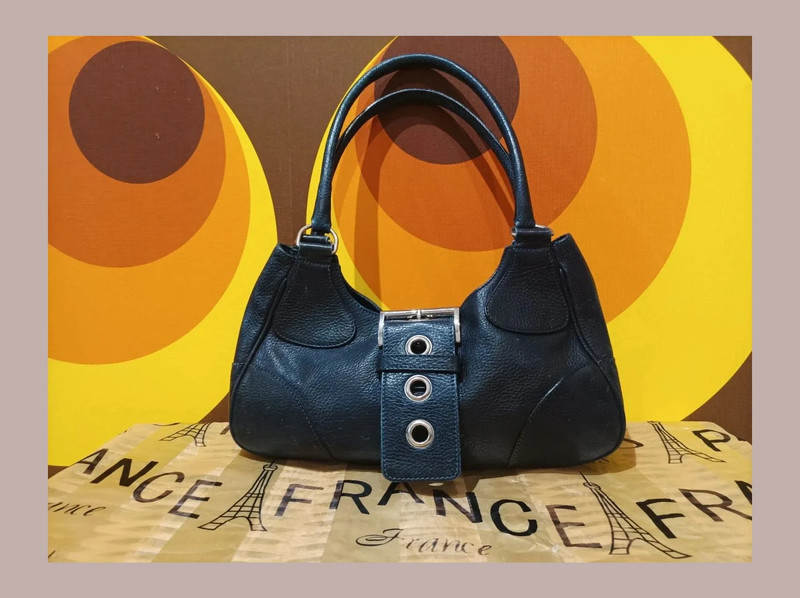 1a00c888-6214-406e-bc4b-dd15c8a4e6a9.jpeg Bolso de piel Prada, azul.