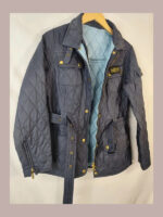 Chaqueta acolchada Barbour internacional, azul oscuro con forro azul claro Talla 38