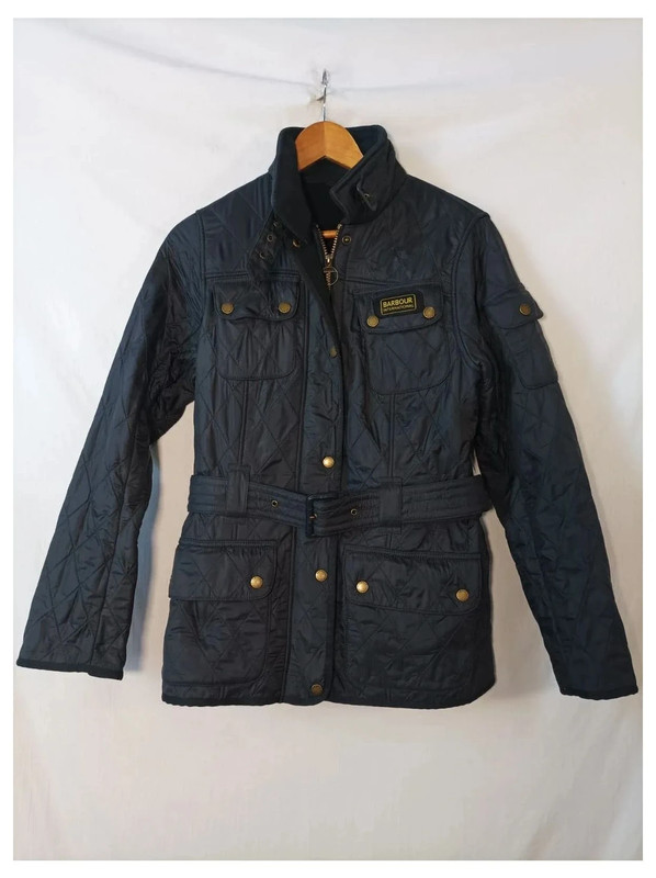 43398fc2-4fa0-4e42-b25e-926bc0ed3af5.jpeg Barbour chaqueta International acolchada azul con cinturón talla 40