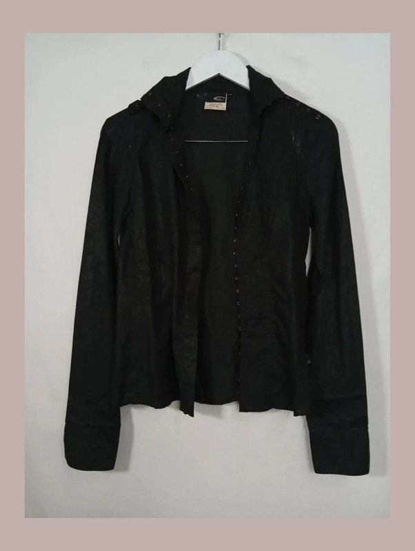 859531c9-c6e3-4cdb-8563-60f6c5c3bc72.jpeg camisa o chaqueta sobre camisa negra just cavalli talla xs vintage y2k