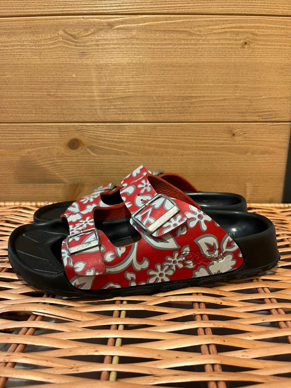 90225da7-9500-420e-ae8a-210c4b780352.jpeg Birkis by birkenstock talla 36 flores sandalias rojas