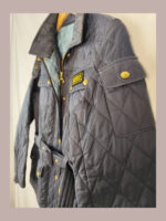 Chaqueta acolchada Barbour internacional, azul oscuro con forro azul claro Talla 38