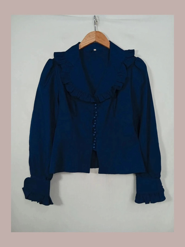 9afdbad4-856d-43e3-8536-84ccbda376ed.jpeg blusa con volantes azul marino talla 36 vintage años 80s. Perfecto estado.