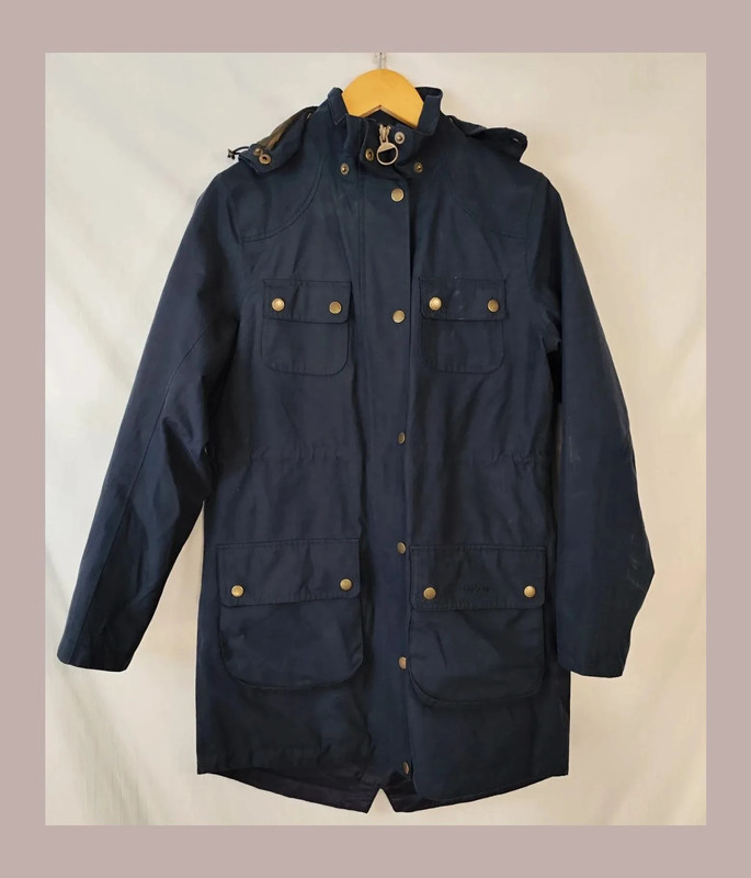 b4c85125-2b74-41fd-b464-0698fa7a39a7.jpeg Chaqueta Barbour waterproof, azul marino Talla 40