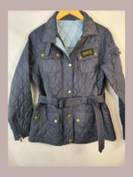 Chaqueta acolchada Barbour internacional, azul oscuro con forro azul claro Talla 38