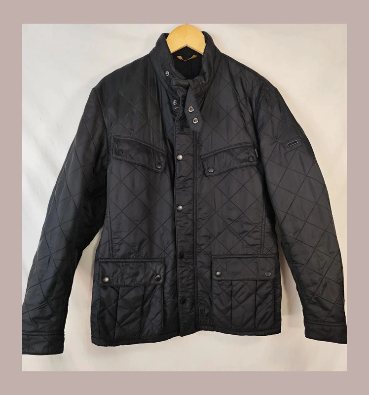 d2a537e0-7b46-4a36-a641-ec8bba491333.jpeg Chaqueta Barbour internacional, negra L Talla L