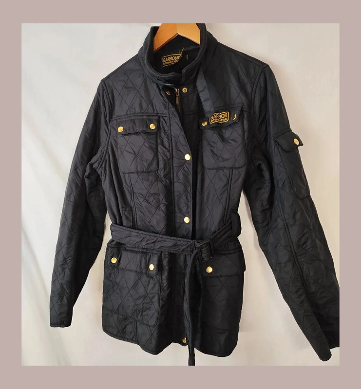 d39e0bdc-5177-4868-bbfc-928f3c3df93c.jpeg Barbour internacional, negra chaqueta Talla 42