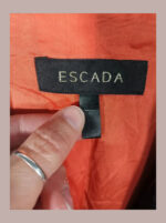 Chaqueta Escada negra con rayas naranjas "diplomática" talla 42. Sin estrenar.