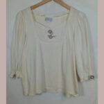 blusa tirol color hueso meico talla L
