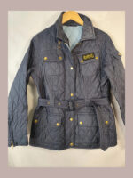 Chaqueta acolchada Barbour internacional, azul oscuro con forro azul claro Talla 38