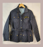 Chaqueta acolchada Barbour internacional, azul oscuro con forro azul claro Talla 38