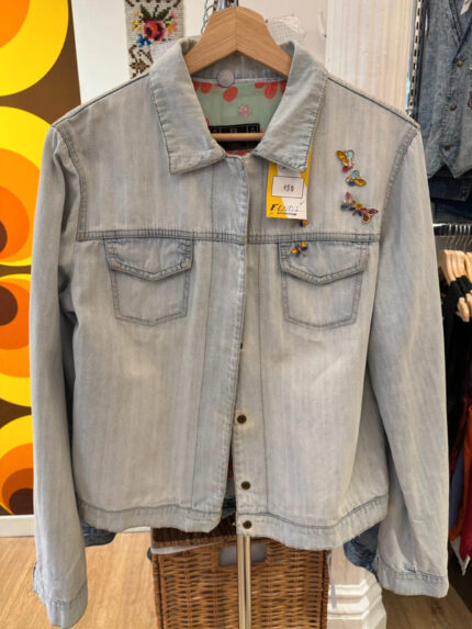 Vaquera fendi distressed forro de flores muy usada talla s