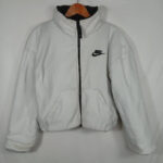 abrigo Nike reversible blanco por dentro, talla S