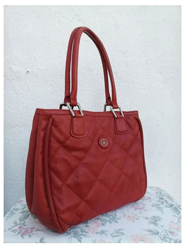 7ac7fb60-50a5-4242-9a84-210f5b2a3110.jpeg Bolso rojo The Bridge "acolchado" rombos de cuero