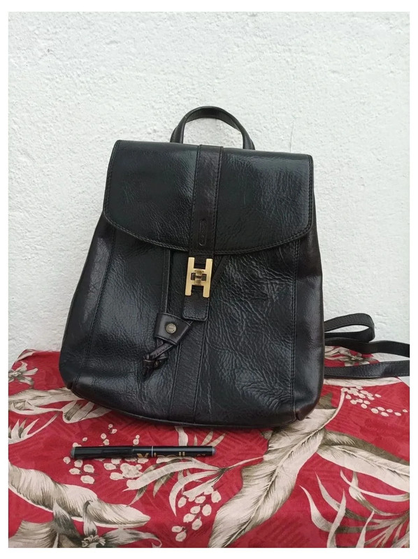 fbbaafec-1281-468b-8d09-b9a8c5126aa0.jpeg Mochila de piel Giudi negra. Perfecto estado