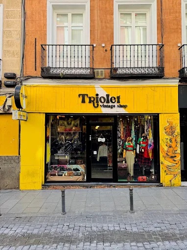 Fachada amarilla de la tienda Triolet en Corredera Alta de San Pablo
