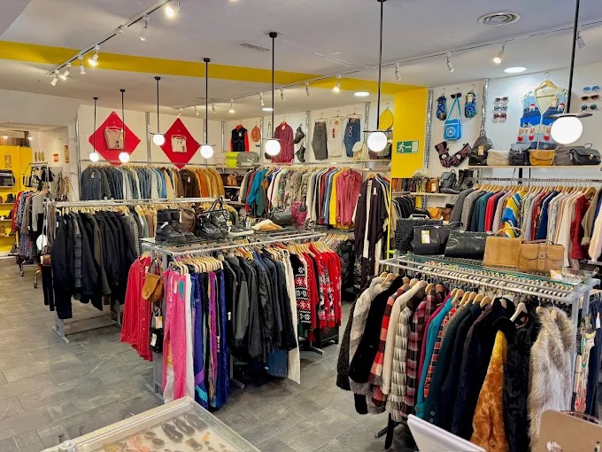 Interior de Triolet: perchas con ropa vintage