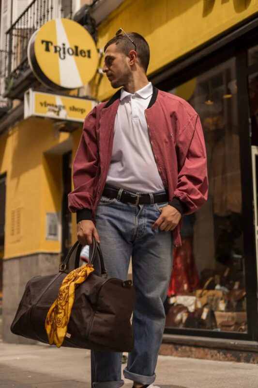 Chaqueta roja vintage frente a la tienda Triolet