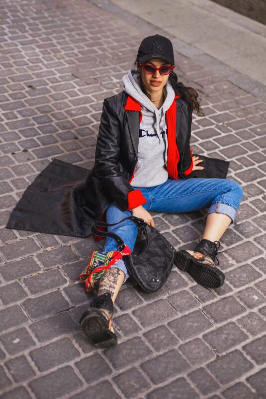 Gabardina vintage y botas camperas en la calle