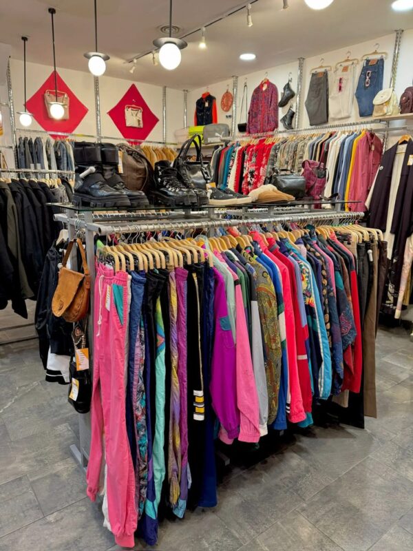 Interior de Triolet: perchas de chaquetas