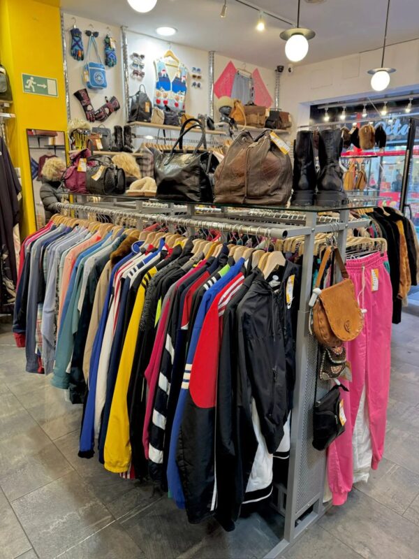 Interior de Triolet: cazadoras y bolsos